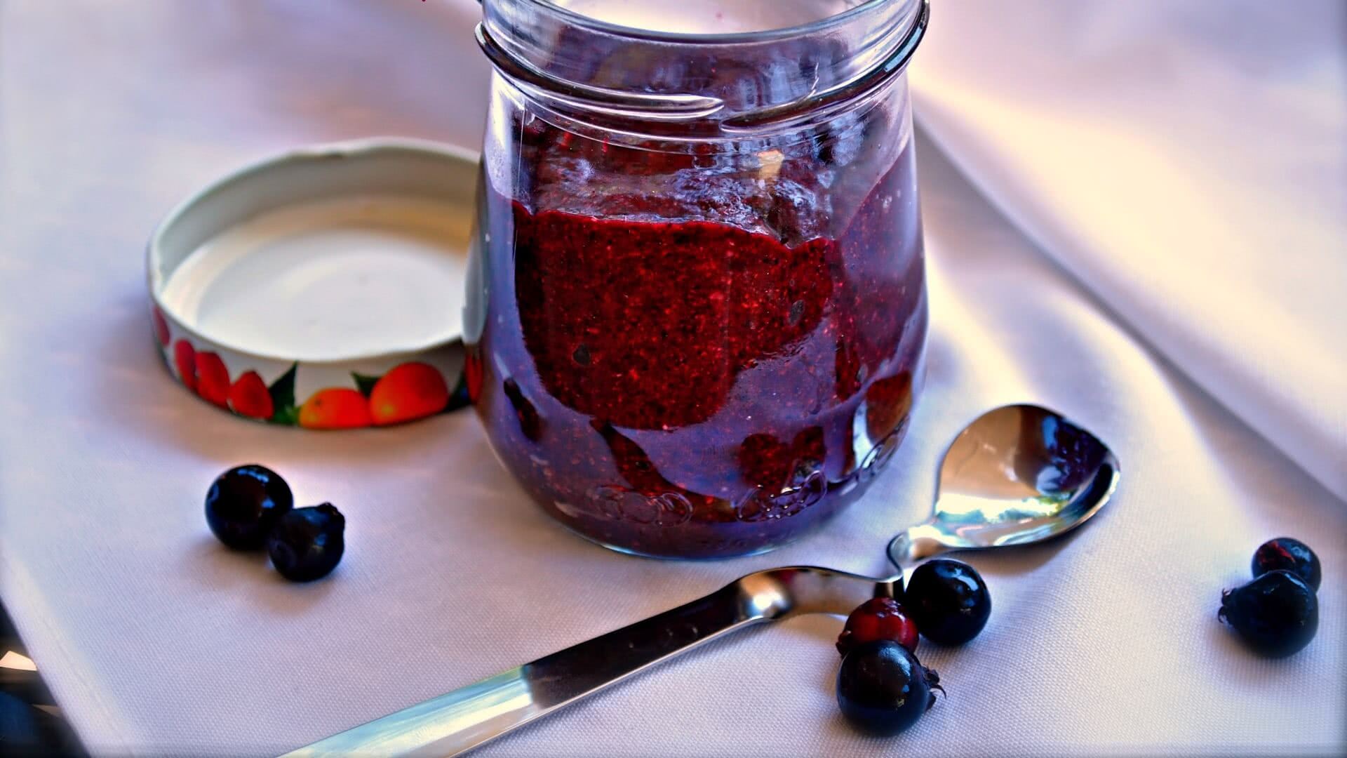 Berry jam. Ирга варенье. Варенье из ягоды ирги. Ирга варенье из ирги. Джем из ирги.